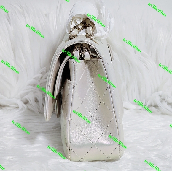 CHANEL 20B IRIDESCENT IVORY LAMBSKIN MEDIUM CLASSIC FLAP - Picture 4 of 15